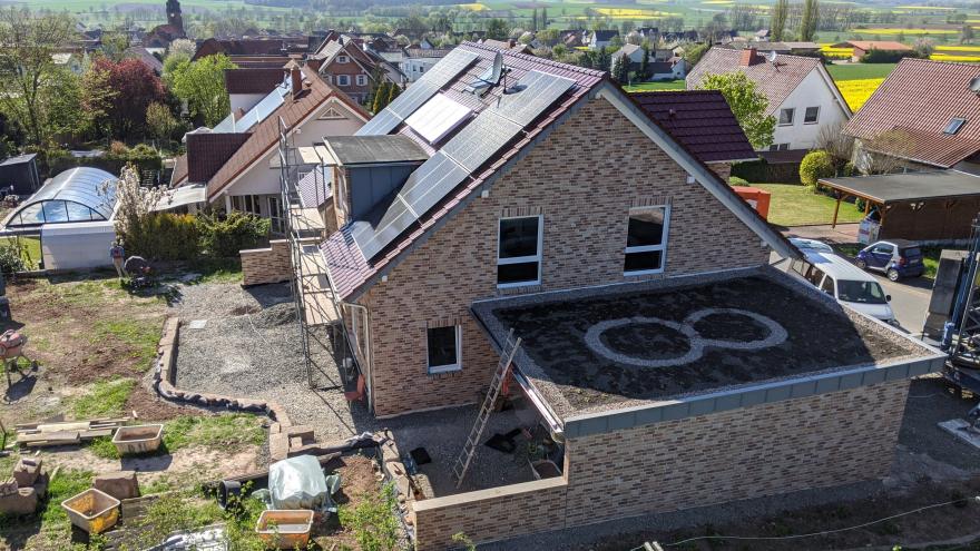 Neubau mit Gründach aus der Vogelperspektive